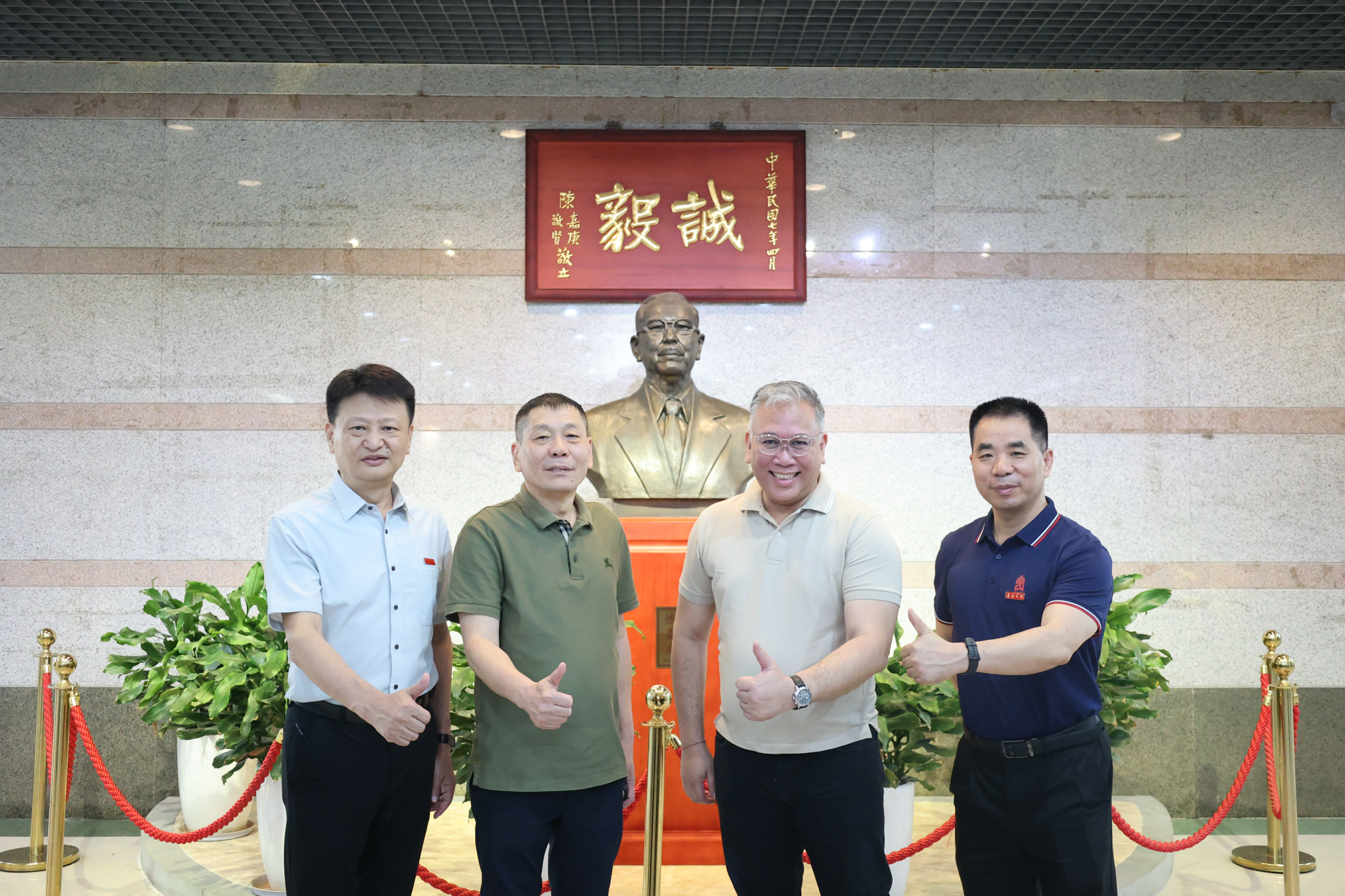 会长陪同陈嘉庚曾孙陈铭参访集美大学诚毅学院