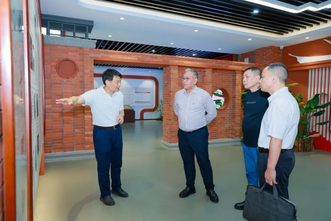 会长陪同陈嘉庚曾孙陈铭参访厦门海洋职业技术学院